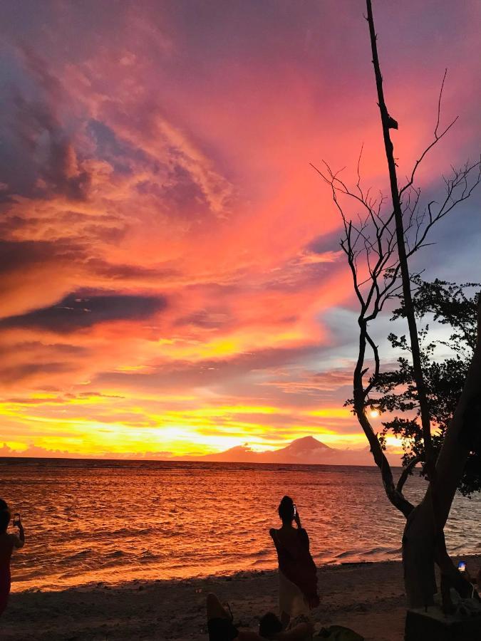 The Exile Sunset Bar & Bungalow Gili Trawangan Exterior photo